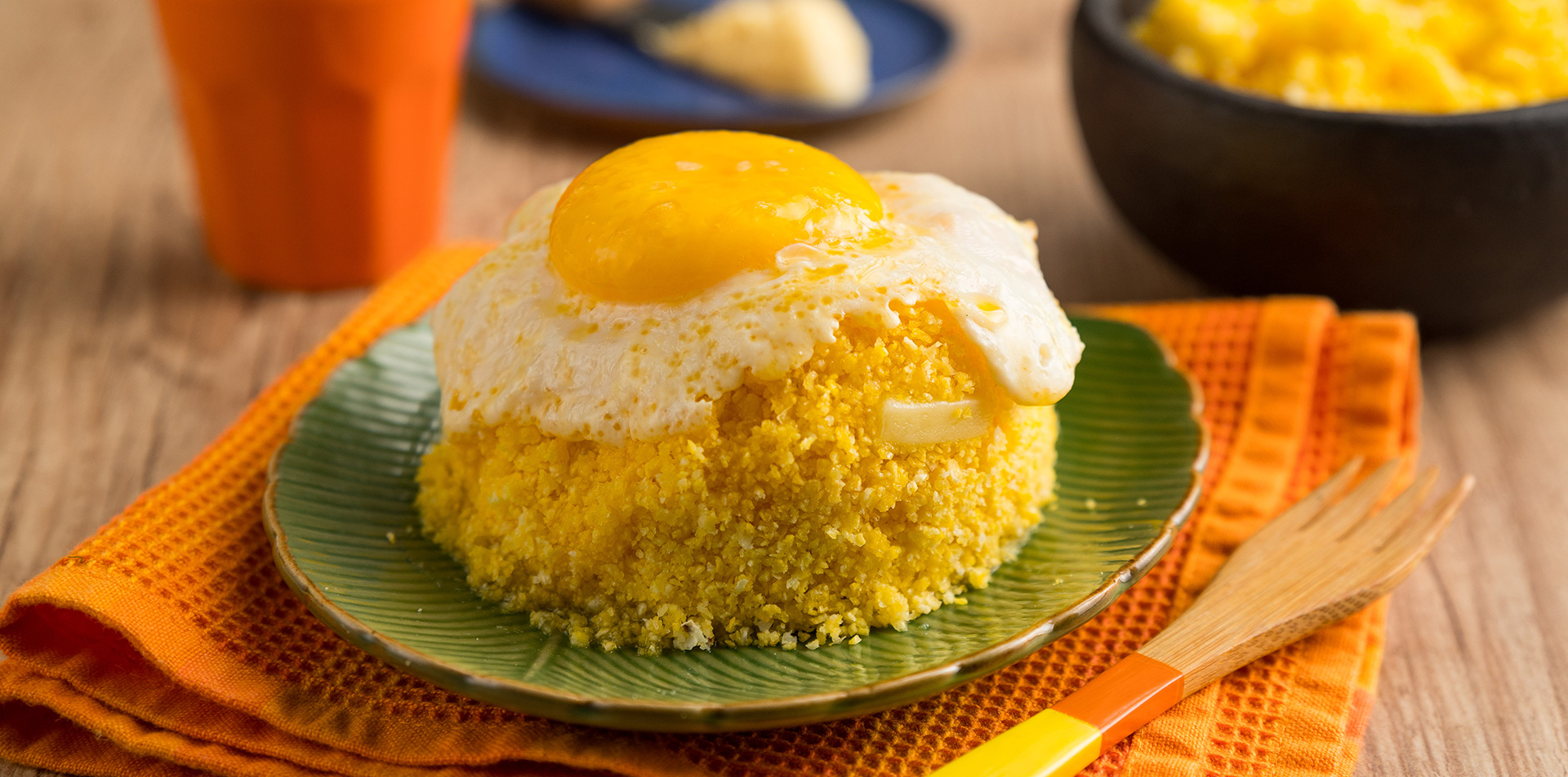 Cuscuz com ovos e queijo